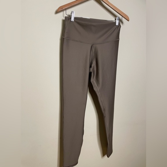 Alo Yoga Airlift Legging in Olive Branch - Picture 6 of 8